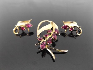 12k 120 Yellow Gold Filled 1960s Star-Art Pink Rhinestone Brooch and Earring Set
