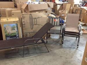 lot 32 image: PALLET WITH OUTDOOR PATIO CHAIRS AND TABLE SEE PICS