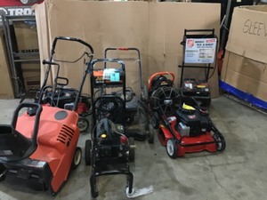 lot 9 image: GAYLORD FULL OF MIXED OUTDOOR TOOLS SEE PICS