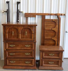 lot 12 image: Bedroom Set