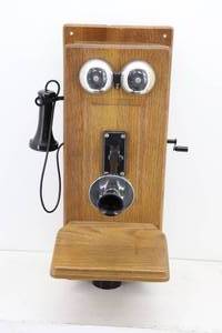lot 14 image: Old Style Phone
