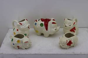 lot 25 image: Porcelain Pigs