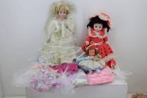 lot 66 image: Dolls & Doll Clothes