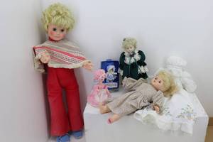 lot 70 image: Misc Dolls