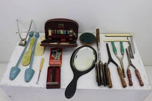 lot 102 image: Vintage Bathroom Items