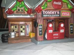 lot 9 image: Coca - Cola Town Square Collection  1998, Tommys Service Station in box.