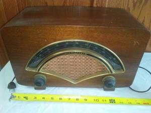 lot 12 image: Zenith Tabletop Radio