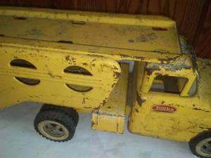 lot 37 image: Tonka car transport toy truck