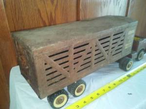 lot 38 image: Structo Livestock Trucking toy truck