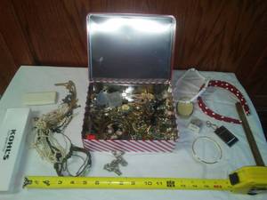 lot 132 image: Assorted Jewelry.
