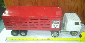 lot 137 image: Livestock trailer & truck semi toy