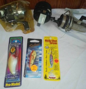 lot 160 image: 3 Zebco reels and new lures.