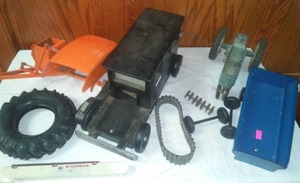 lot 183 image: Toys with broken or missing parts.