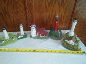 lot 94 image: 5 collectible lighthouses various makers.