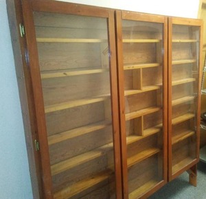 lot 121 image: Large wood Display cabinet