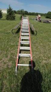 lot 20 image: 24 Fiber glass Extension Ladder