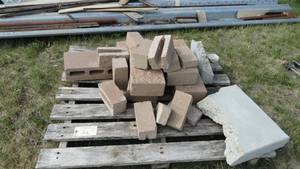 lot 26 image: 21 Random size bricks tan colors
