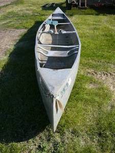 lot 170 image: 18 Canoe Grumman with 2 paddles