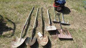 lot 198 image: Shovels, Cleaning bucket