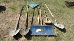 lot 199 image: Shovels