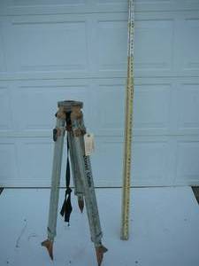 lot 305 image: Tripod & Grade stick