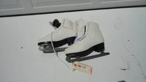 lot 318 image: Ladies Ice Skates Size10