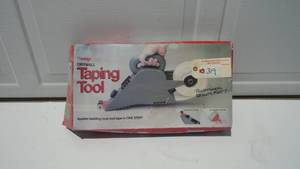 lot 319 image: Drywall Taping tool