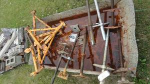 lot 47 image: Scaffolding parts, Cement box, Screw, Triangle