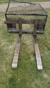 lot 397 image: Cat Skid Loader Forks