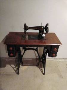 VINTAGE Singer Sewing Machine in Cabinet 12