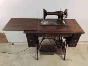 VINTAGE Singer Sewing Machine in Cabinet 22