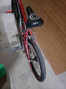 lot 26 image: Boys Razer Serpent Bike