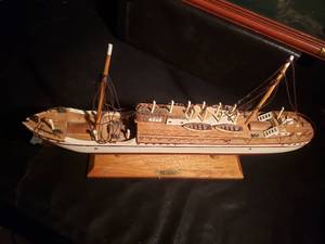 lot 133 image: Model Ship Decor