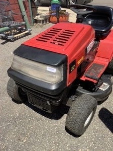 lot 1 image: Huskee Easy Cut Riding Mower