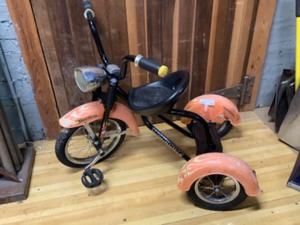 lot 194 image: Vintage Mongoose Moto Goose Tricycle