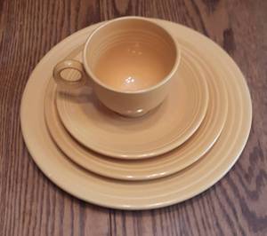 FIESTA HOMER LAUGHLIN DAFFODIL YELLOW place setting