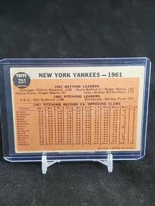 1962 Topps Baseball New York Yankee Team Card #251