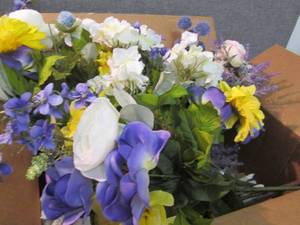 lot 201 image: Box of Artificial Flowers...
