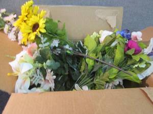 lot 210 image: Box of Artificial Flowers...