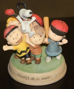 2011 Hallmark Peanuts Gallery Victory Is Oh, So Sweet Figurine