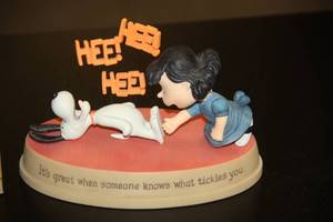 2011 Hallmark Peanuts Gallery Lucy Snoopy Tickle Figurine