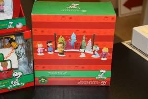 Peanuts Christmas Theme Boxed Playset  5 Playsets