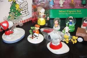 Peanuts Christmas Theme Boxed and Loose Lot  17 Items