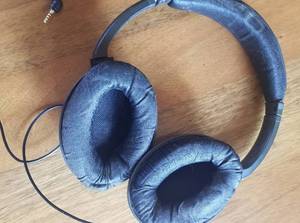 lot 137 image: Bose Acoustic Noise Cancelling Headphones