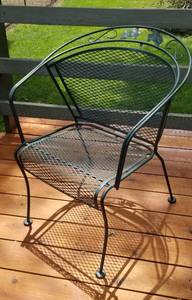 lot 128 image: Classic Green Iron Patio Table and 4 Chairs