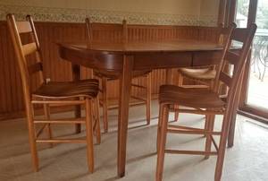 lot 129 image: Sweet Kitchenette Table and 4 Slate Seat Chairs