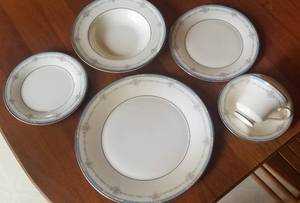 lot 130 image: Royal Doulton China Service for 8  Lisa