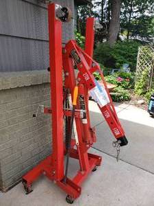 lot 3 image: Big Red Jacks 2 Tons Shop Crane