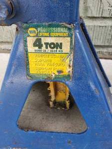 lot 67 image: 4 Ton Automotive Jack Stands