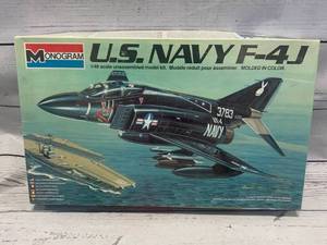 lot 9 image: Monogram 5805 US Navy F-4J Model Airplane 148